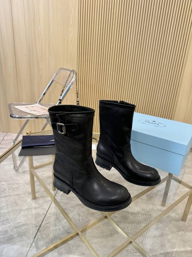皮面430 绒面400 2025Prad春秋爆款短靴 新款 精品已认证 原版1:1定制，最高版本！ 众多明星网红最爱，Prad最经典的三角标，前拉链短靴，英伦风