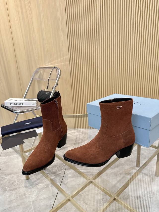 顶奢版本“Prada 普拉达”经典尖头靴 Prada能在重要场合用得上了，清新风带点小贵气的感觉，上脚非常完美显腿瘦气质这块刚好拿捏，穿搭配上此鞋，优雅大方晶莹