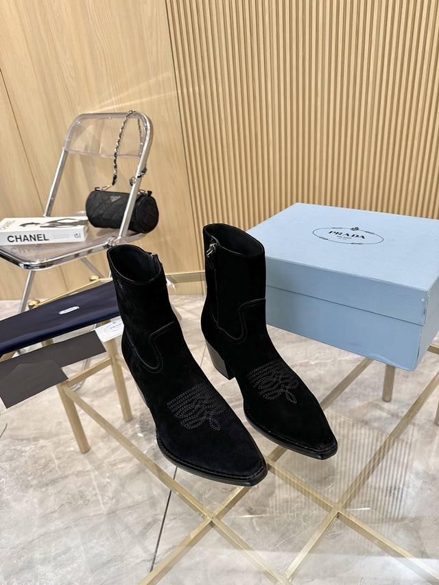 顶奢版本“Prada 普拉达”经典尖头靴 Prada能在重要场合用得上了，清新风带点小贵气的感觉，上脚非常完美显腿瘦气质这块刚好拿捏，穿搭配上此鞋，优雅大方晶莹