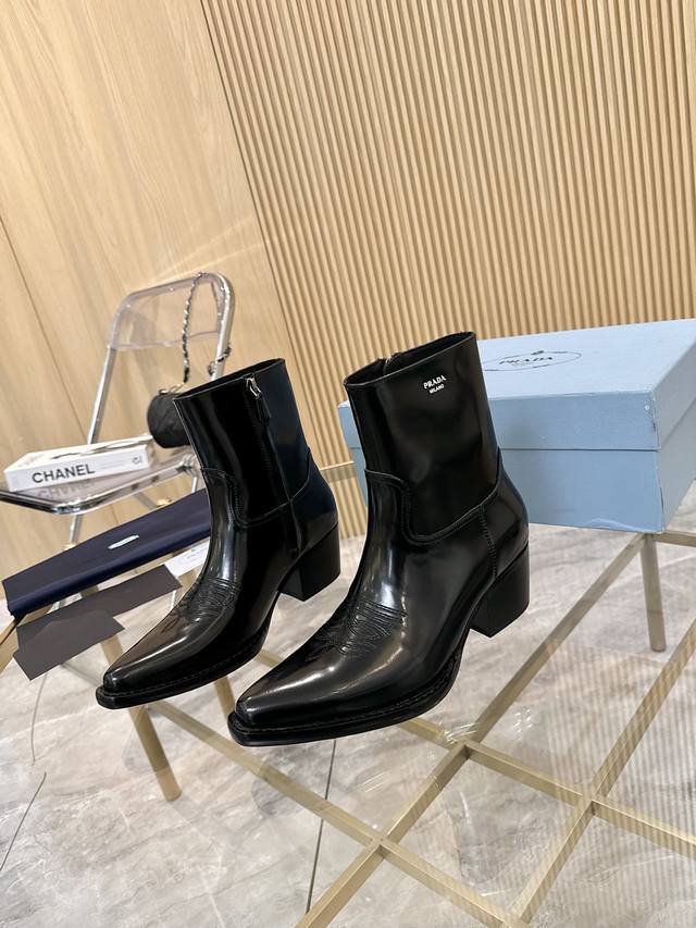 顶奢版本“Prada 普拉达”经典尖头靴 Prada能在重要场合用得上了，清新风带点小贵气的感觉，上脚非常完美显腿瘦气质这块刚好拿捏，穿搭配上此鞋，优雅大方晶莹