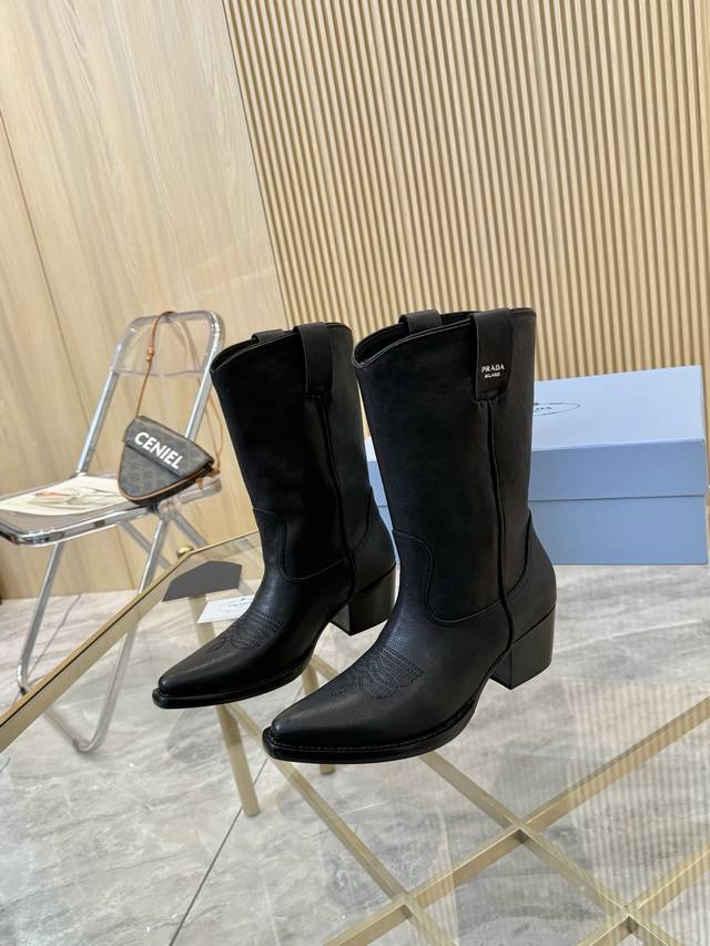 橡胶底 皮底 顶奢版本“Prada 普拉达”经典尖头靴 Prada能在重要场合用得上了，清新风带点小贵气的感觉，上脚非常完美显腿瘦气质这块刚好拿捏，穿搭配上此鞋