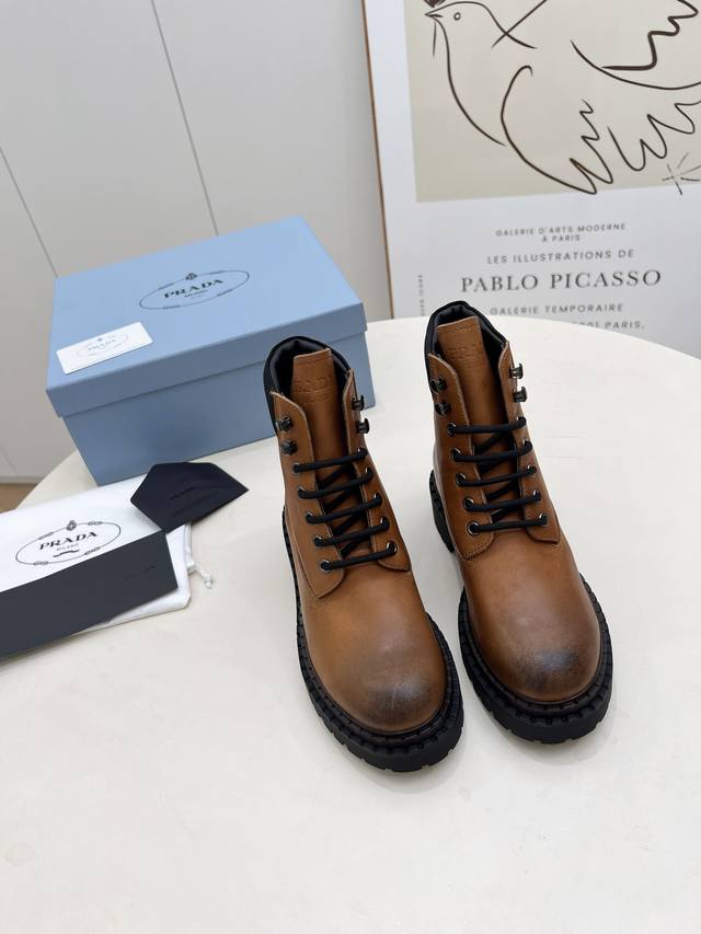 橡胶底 Sss重磅推出普拉达短靴系列Prada早秋冬T台走秀网红同款＂梦造不夜城＂，Prada能在重要场合用得上了，清新风带点小贵气的感觉，上脚非常完美穿搭配上