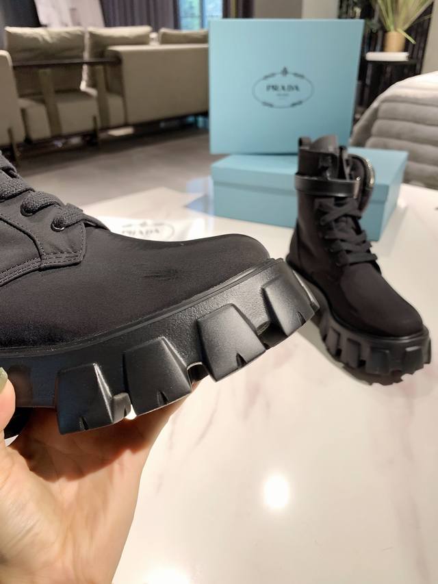 顶级版本 P家重磅推出普拉达最新包包短靴厚底系列 P家早春T台走秀网红同款＂造梦不夜城＂，Prada能在重要场合上用得上了，小清新风带点贵气的感觉，上脚非常完美