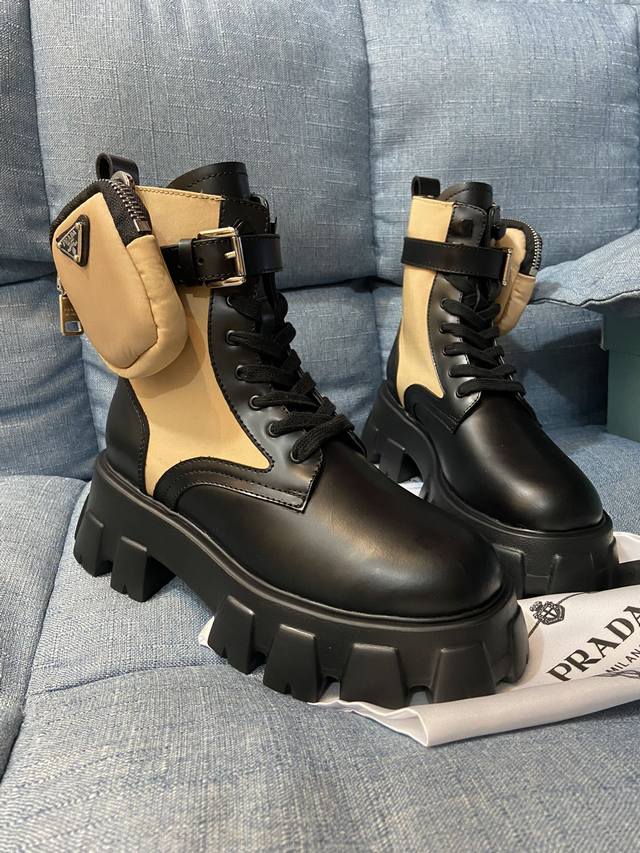 顶级版本 P家重磅推出普拉达最新包包短靴厚底系列 P家早春T台走秀网红同款＂造梦不夜城＂，Prada能在重要场合上用得上了，小清新风带点贵气的感觉，上脚非常完美
