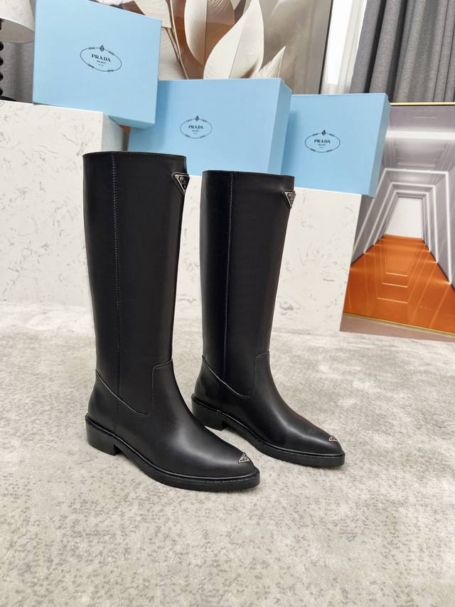 35-40 41定做 顶奢版本“Prada 普拉达”经典三角标尖头靴 Prada能在重要场合用得上了，清新风带点小贵气的感觉，上脚非常完美显腿瘦气质这块刚好拿捏