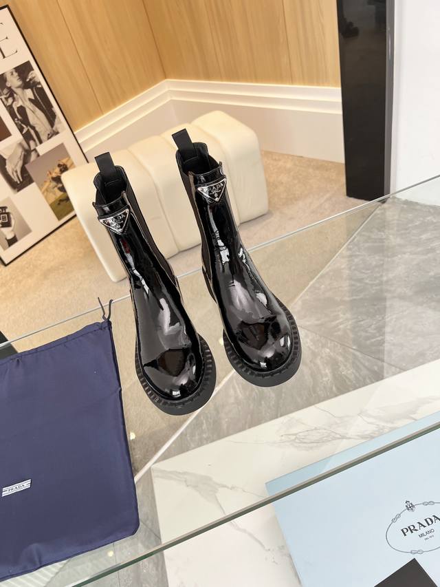 级顶 Sss重磅推出普拉达短靴系列 Prada早秋冬T台走秀网红同款＂梦造不夜城＂，Prada能在重要场合用得上了，清新风带点小贵气的感觉，上脚非常完美穿搭配上