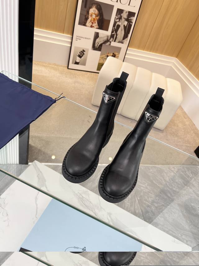 级顶 Sss重磅推出普拉达短靴系列 Prada早秋冬T台走秀网红同款＂梦造不夜城＂，Prada能在重要场合用得上了，清新风带点小贵气的感觉，上脚非常完美穿搭配上