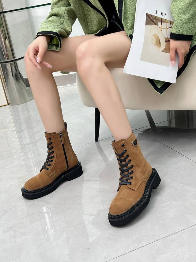 Prada普拉达经典三角标王炸马丁靴。今年的大爆款。上脚大气显腿瘦，全系列采用多种进口材料：小牛皮，开边珠，牛反绒高丝光，内里水染羊皮！！发泡底轻便舒适。 码数