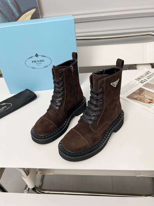 Prada普拉达经典三角标王炸马丁靴。今年的大爆款。上脚大气显腿瘦，全系列采用多种进口材料：小牛皮，开边珠，牛反绒高丝光，内里水染羊皮！！发泡底轻便舒适。 码数