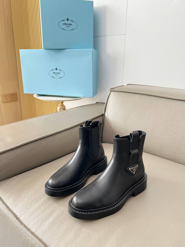 普拉达Prada顶级版本 机车高靴来了，上脚超机好看穿着舒适高雅 专柜原版开模大底1:1复刻 采用 面料：头层牛皮，进口防爆裂开边珠 内里采用进口混种羊皮里 原