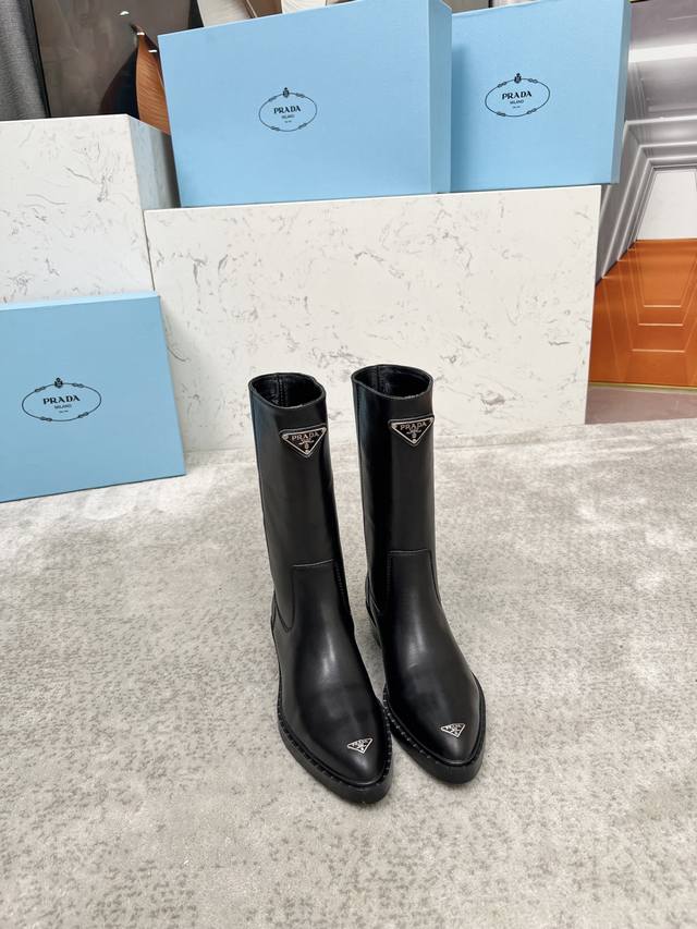 顶奢版本“Prada 普拉达”经典三角标尖头靴 Prada能在重要场合用得上了，清新风带点小贵气的感觉，上脚非常完美显腿瘦气质这块刚好拿捏，穿搭配上此鞋，优雅大