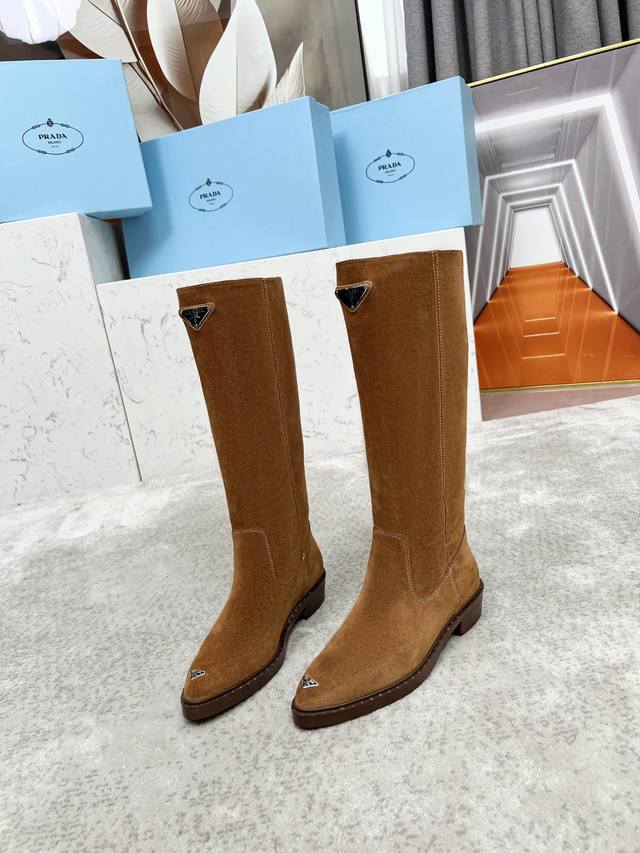 顶奢版本“Prada 普拉达”经典三角标尖头靴 Prada能在重要场合用得上了，清新风带点小贵气的感觉，上脚非常完美显腿瘦气质这块刚好拿捏，穿搭配上此鞋，优雅大