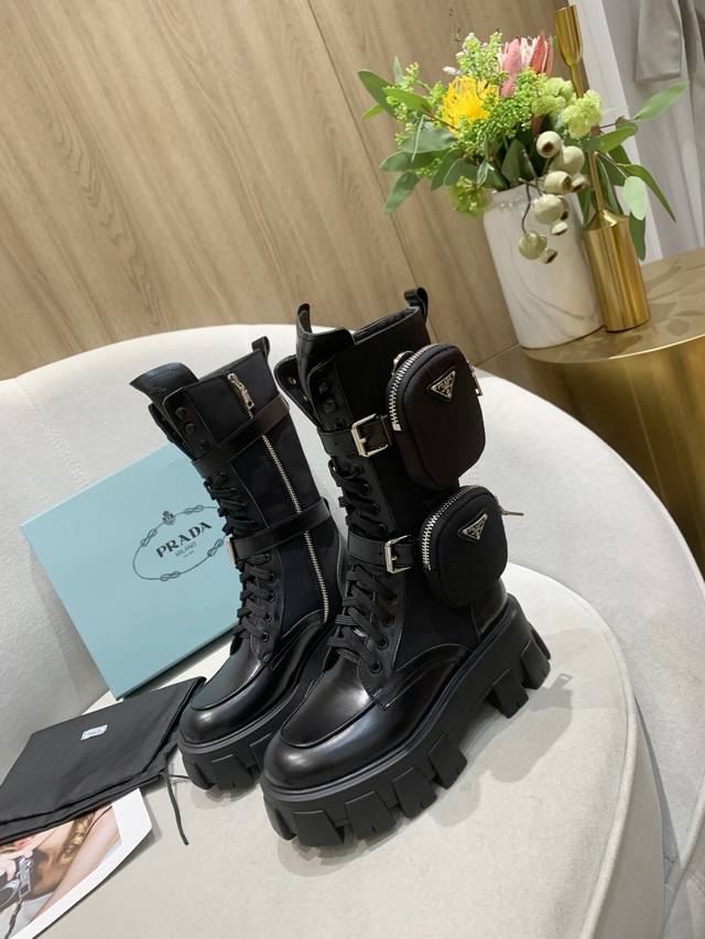 最新最火爆普拉达 Prada 市面上最高版本原版1:1复制 鞋面：进口头层亚光开边朱+防水尼龙布面，高光头层牛漆皮+丝绸头层羊皮里+鞋面全部油边工艺 可以对比原