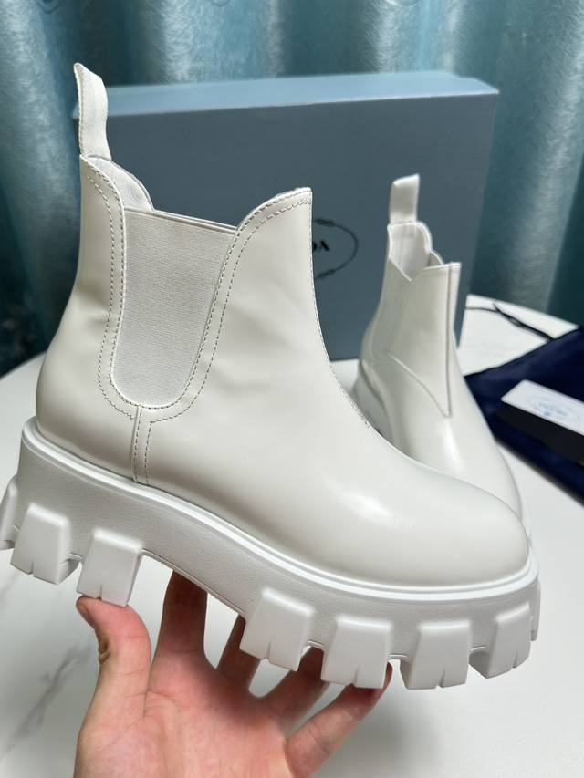 出厂价P 普拉达短靴，男女同款 面料：进口牛皮 内里：进口小牛里 大底：抽真空吸模大底 码数：35-45码