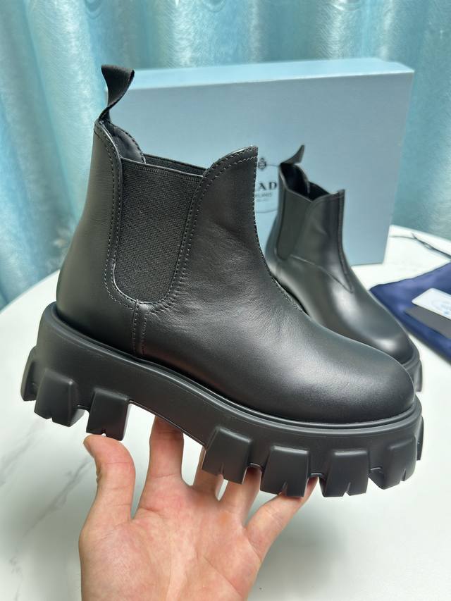 出厂价P 普拉达短靴，男女同款 面料：进口牛皮 内里：进口小牛里 大底：抽真空吸模大底 码数：35-45码