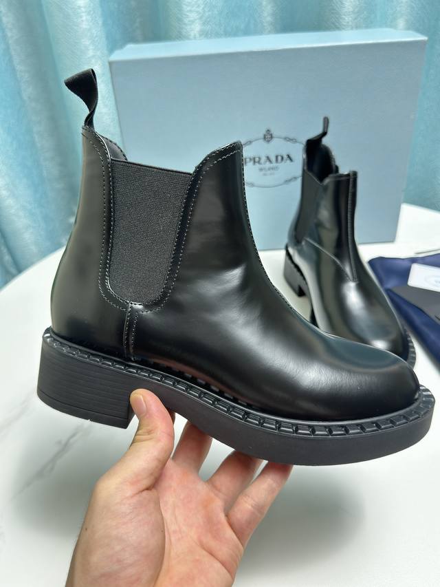 出厂价P 普拉达短靴，男女同款 面料：进口牛皮 内里：进口小牛里 大底：抽真空吸模大底 码数：35-45码