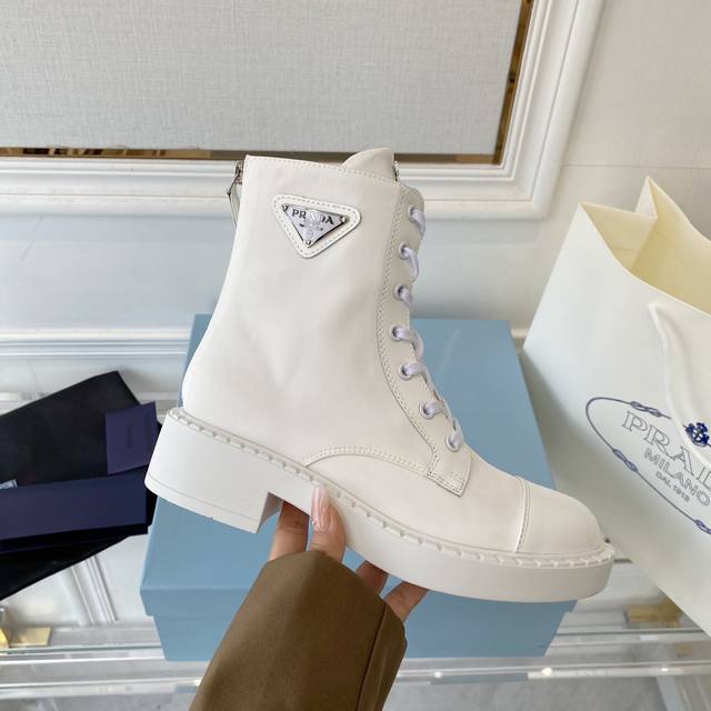 2630Sss重推磅出普达拉最新款长靴 Prada早春T台走网秀红款同＂造梦不夜城＂，Prada能在重要场合用得上了，清新风带点小贵气感觉的，上脚非常百搭穿搭配