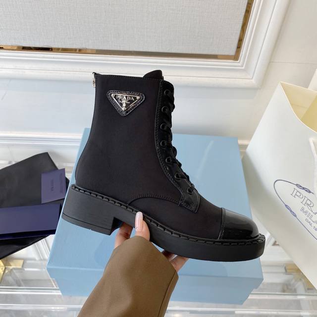 2630Sss重推磅出普达拉最新款长靴 Prada早春T台走网秀红款同＂造梦不夜城＂，Prada能在重要场合用得上了，清新风带点小贵气感觉的，上脚非常百搭穿搭配