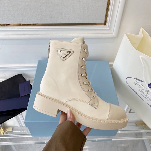 2630Sss重推磅出普达拉最新款长靴 Prada早春T台走网秀红款同＂造梦不夜城＂，Prada能在重要场合用得上了，清新风带点小贵气感觉的，上脚非常百搭穿搭配