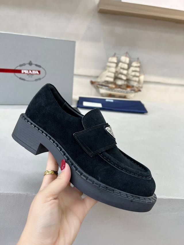 出厂价Pp： ， 普拉达：男女款 面料：A级进口高丝光牛反绒 内里：柔软丝绸羊皮 垫脚：丝稠牛皮垫脚 码数：35-45码