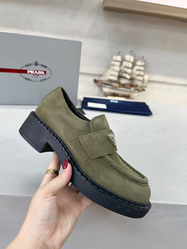 出厂价Pp： ， 普拉达：男女款 面料：A级进口高丝光牛反绒 内里：柔软丝绸羊皮 垫脚：丝稠牛皮垫脚 码数：35-45码