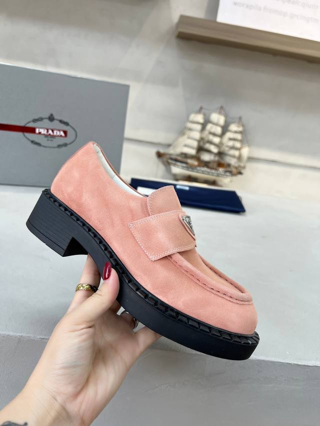 出厂价Pp： ， 普拉达：男女款 面料：A级进口高丝光牛反绒 内里：柔软丝绸羊皮 垫脚：丝稠牛皮垫脚 码数：35-45码