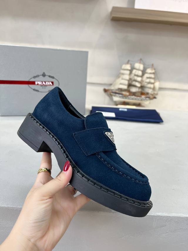 出厂价Pp： ， 普拉达：男女款 面料：A级进口高丝光牛反绒 内里：柔软丝绸羊皮 垫脚：丝稠牛皮垫脚 码数：35-45码