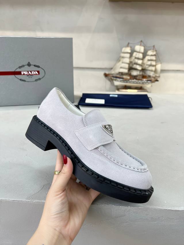 出厂价Pp： ， 普拉达：男女款 面料：A级进口高丝光牛反绒 内里：柔软丝绸羊皮 垫脚：丝稠牛皮垫脚 码数：35-45码