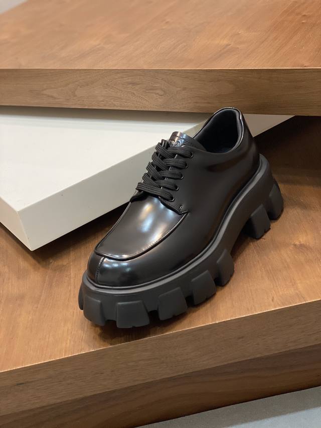 出厂价P 普拉达乐福鞋男款：火爆登场！ 顶级版本！！照原板复制！所有边部油边！ 超轻橡胶耐磨大底 : 面料:A级开边珠牛皮 内里:丝绸羊里 垫脚:丝绸羊里舒适