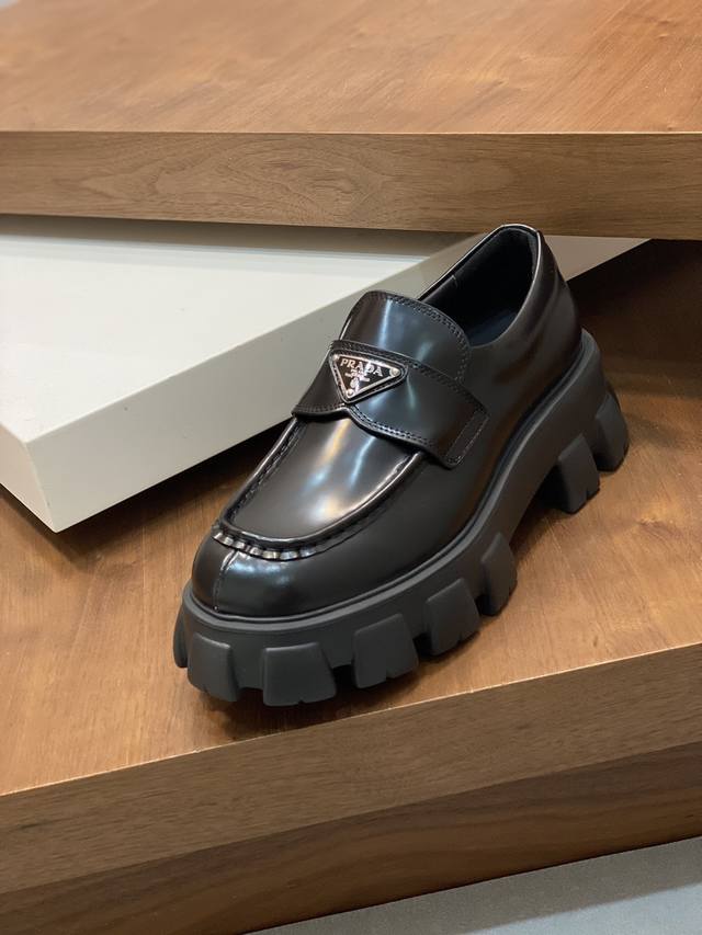 出厂价P 普拉达乐福鞋男款：火爆登场！ 顶级版本！！照原板复制！所有边部油边！ 超轻橡胶耐磨大底 : 面料:A级开边珠牛皮 内里:丝绸羊里， 垫脚:丝绸羊皮舒适