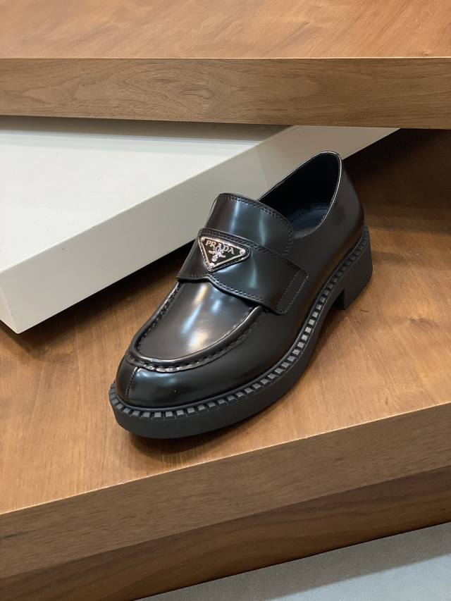 出厂价Pp： 普拉达乐福鞋男款：火爆登场！ 顶级版本！！照原板复制！所有边部油边！ 超轻橡胶耐磨大底 : 面料:A级开边珠牛皮 内里:丝绸羊里， 垫脚:丝绸羊皮