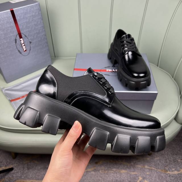 出厂价P 普拉达乐福鞋男款：火爆登场！ 顶级版本！！照原板复制！所有边部油边！ 超轻橡胶耐磨大底 : 面料:A级开边珠牛皮 内里:丝绸羊里， 垫脚:丝绸羊皮舒适