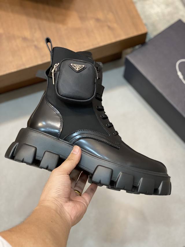 出厂价Pp： 普拉达乐福鞋男款：火爆登场！ 顶级版本！！照原板复制！所有边部油边！ 超轻橡胶耐磨大底 : 面料:A级开边珠牛皮 内里:丝绸羊里， 垫脚:丝绸羊皮