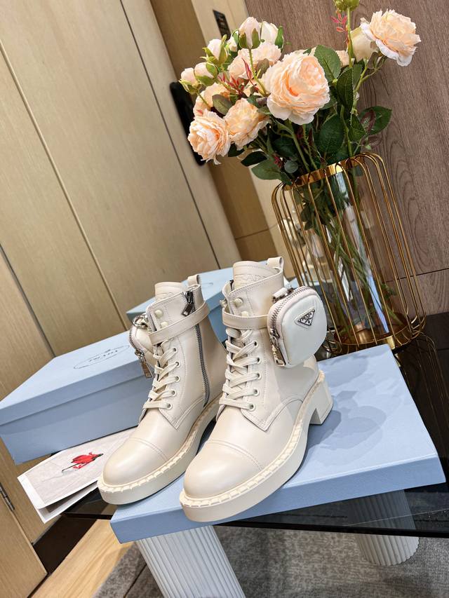 Sss重磅推出普拉达包包靴短靴系列 Prada春早T走台秀网红同款＂梦造不夜城＂，Prada能在要重场合上得用了上，清小新风带点气贵的感觉，上脚非常完美穿搭配上