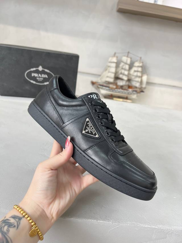 出厂价Pp： Prada普拉达 男鞋专柜爆款， 官网同步，高品质出货 面料：原版牛皮 内里：牛皮垫脚+牛皮内里， 大底：原厂橡胶底， 码数：38-45 45定做