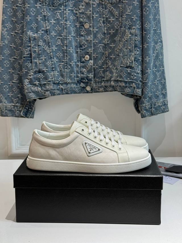 出厂价Pp： Prada普拉达 男鞋专柜爆款， 官网同步，高品质出货 面料：原版牛皮 内里：牛皮垫脚+牛皮内里， 大底：原厂橡胶底， 码数：38-45 45定做