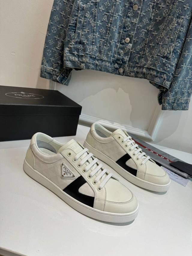 出厂价Pp： Prada普拉达 男鞋专柜爆款， 官网同步，高品质出货 面料：原版牛皮 内里：牛皮垫脚+牛皮内里， 大底：原厂橡胶底， 码数：38-45 45定做