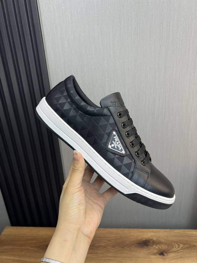 出厂价Pp： Prada普拉达 男鞋专柜爆款， 官网同步，高品质出货 面料：原版牛皮+进口防水布 内里：牛皮垫脚+牛皮内里， 大底：原厂橡胶底， 码数：38-4