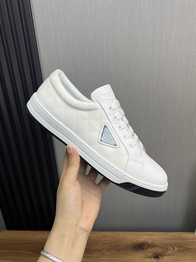 出厂价Pp： Prada普拉达 男鞋专柜爆款， 官网同步，高品质出货 面料：原版牛皮+进口防水布 内里：牛皮垫脚+牛皮内里， 大底：原厂橡胶底， 码数：38-4