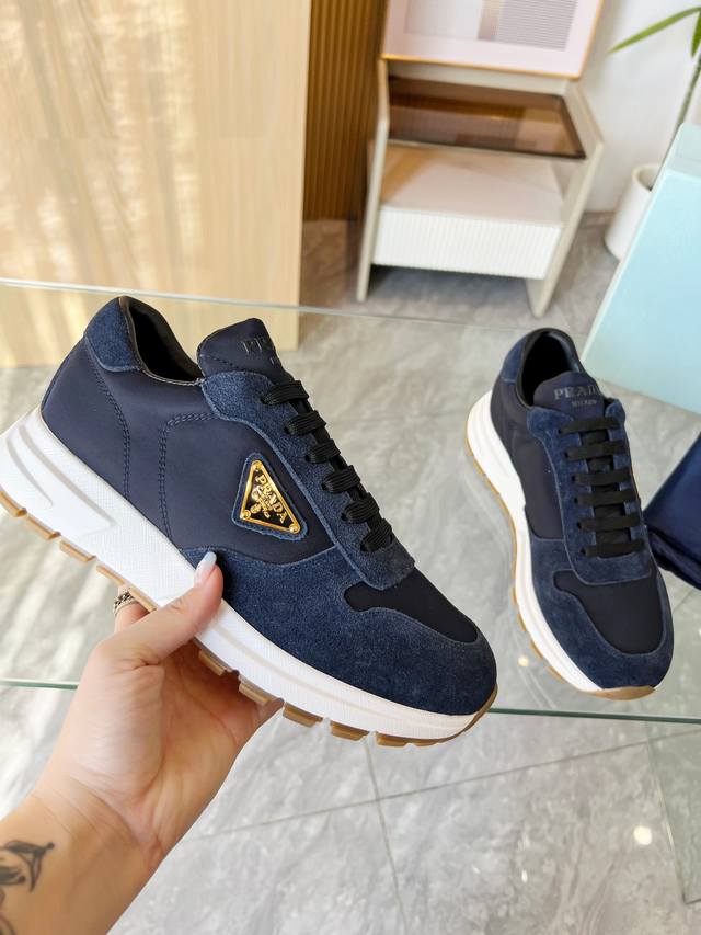 普拉达 Prada.. 情侣款 2025爆炸款出货了。，原版1比1开发，面料：防水泥龙布内里：羊皮，掂脚：羊皮，35--46码， 34与41码可订做不退换 ，出