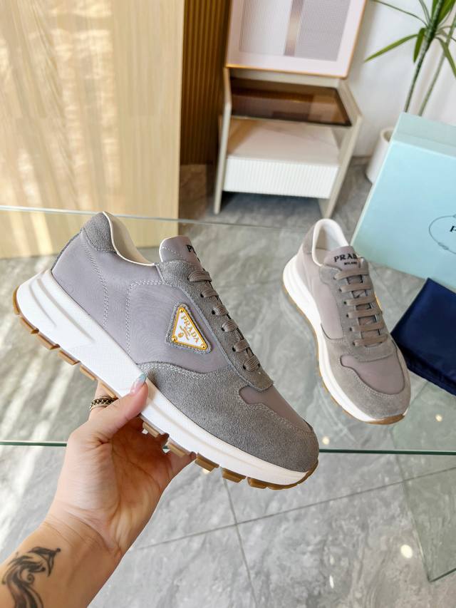 普拉达 Prada.. 情侣款 2025爆炸款出货了。，原版1比1开发，面料：防水泥龙布内里：羊皮，掂脚：羊皮，35--46码， 34与41码可订做不退换 ，出