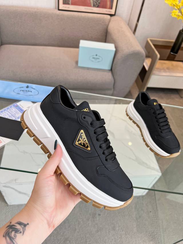 出 普拉达 情侣款 Prada.. 升级版 年爆炸款出世了。，原版1比1厚底，面料丝绸牛皮内里：羊皮，掂脚：羊皮，35--46码， 女款34.41订做不退换 男