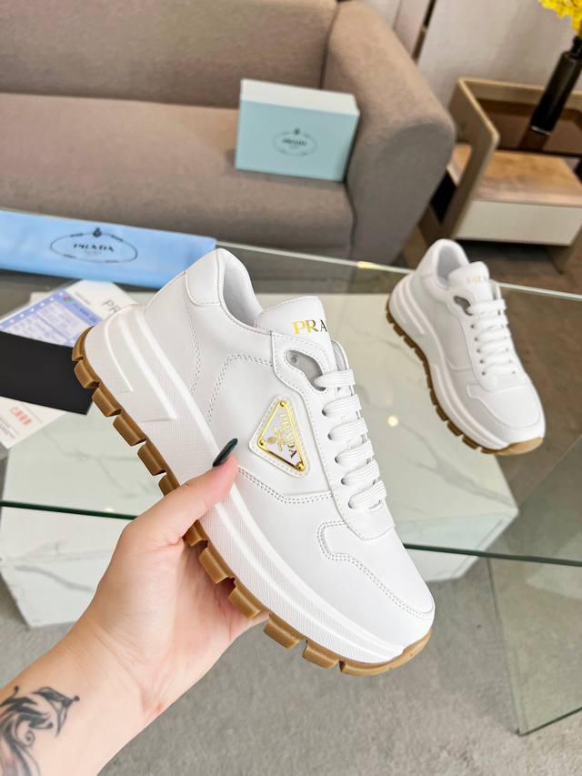 出 普拉达 情侣款 Prada.. 升级版 年爆炸款出世了。，原版1比1厚底，面料丝绸牛皮内里：羊皮，掂脚：羊皮，35--46码， 女款34.41订做不退换 男