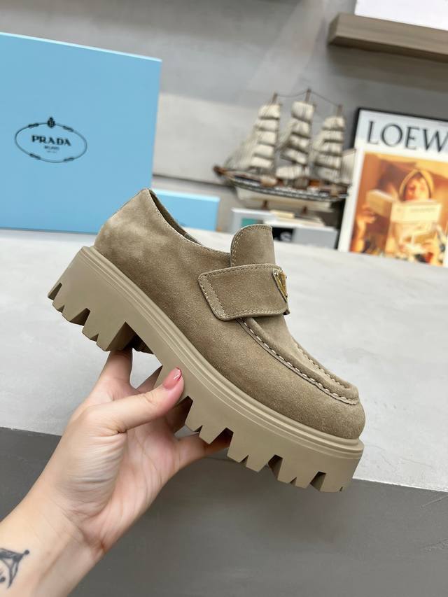 出厂价Pp： 普拉达：2025秋冬款 面：进口开边珠、牛漆皮、高丝光牛反绒 里：进口小牛皮 垫：进口小牛皮 底：原版工艺大底 厚6Cm 码数：35-41 41定