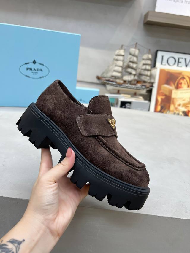 出厂价Pp： 普拉达：2025秋冬款 面：进口开边珠、牛漆皮、高丝光牛反绒 里：进口小牛皮 垫：进口小牛皮 底：原版工艺大底 厚6Cm 码数：35-41 41定