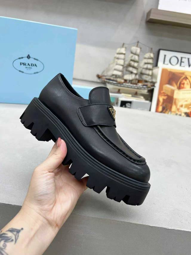 出厂价Pp： 普拉达：2025秋冬款 面：进口开边珠、牛漆皮、高丝光牛反绒 里：进口小牛皮 垫：进口小牛皮 底：原版工艺大底 厚6Cm 码数：35-41 41定