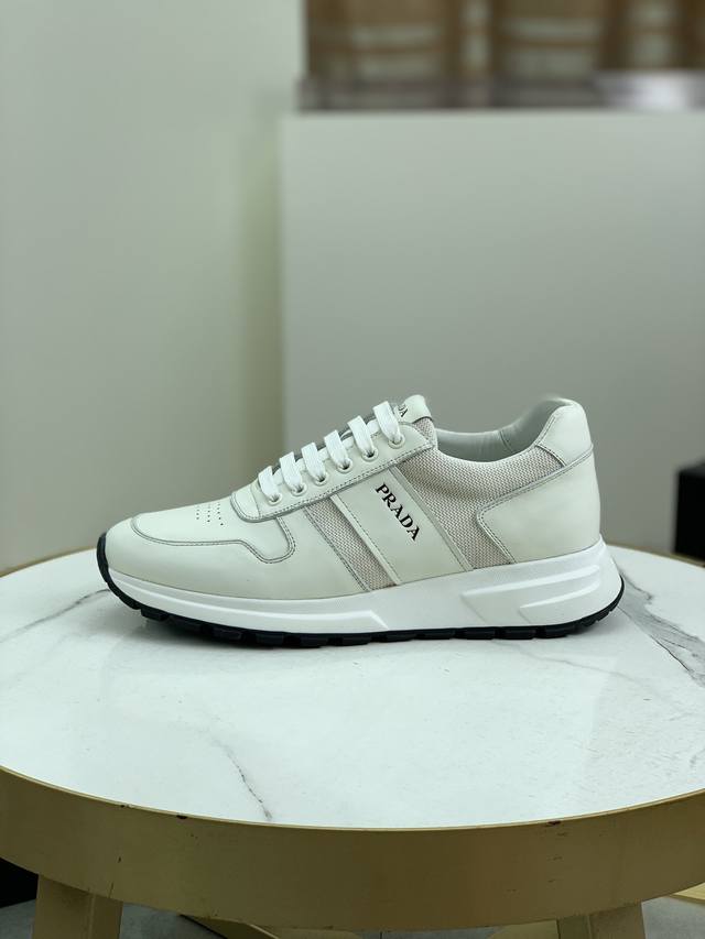 品牌：Prada 普拉达 等级： 原单品质 鞋面：丝绸牛皮 内里：牛皮里+牛皮踮脚 原版：发泡大底 颜色：实物图 码数：38-45 45定做不退换 出厂价Pp：