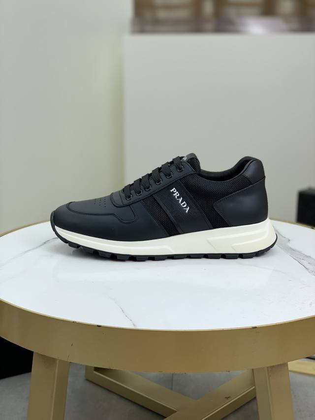 品牌：Prada 普拉达 等级： 原单品质 鞋面：丝绸牛皮 内里：牛皮里+牛皮踮脚 原版：发泡大底 颜色：实物图 码数：38-45 45定做不退换 出厂价Pp：