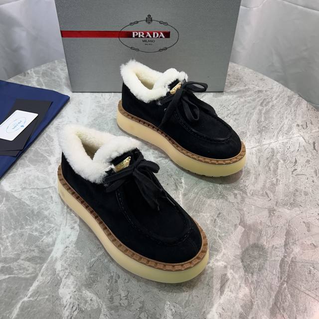 P家最新款毛毛鞋 面：高丝光牛反绒 里：全真羊毛 垫：全真羊毛 底：原版Pu底 经典三角标 Size ：35-41 41定做