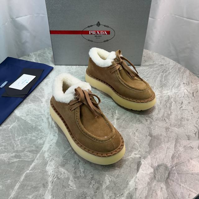 P家最新款毛毛鞋 面：高丝光牛反绒 里：全真羊毛 垫：全真羊毛 底：原版Pu底 经典三角标 Size ：35-41 41定做